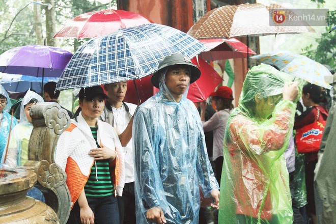 Nhiều bạn trẻ hồn nhiên mặc quần đùi, váy ngắn và tạo dáng phản cảm khi dự lễ Giỗ tổ Hùng Vương Nhiều bạn trẻ hồn nhiên mặc quần đùi, váy ngắn và tạo dáng phản cảm khi dự lễ Giỗ tổ Hùng Vương